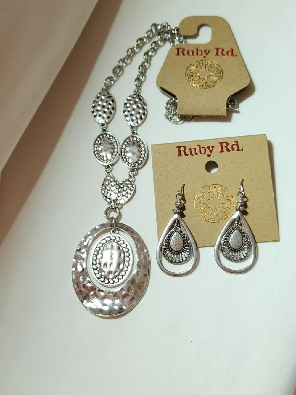 Ruby Rd. hammered silver tone necklace & earring set costume NWT